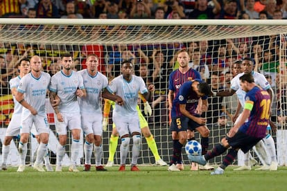 Leo Messi golpea el balón para marcar el primer gol del Barcelona.