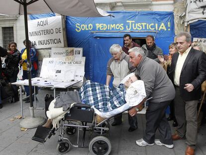 16.00. Adiós a la caseta. Antonio Meño saca a su hijo del chamizo de la plaza de Jacinto Benavente, acompañado por su esposa, Juana.