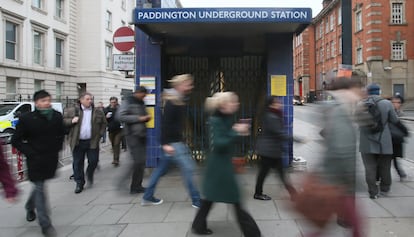 Los dos principales sindicatos del sector, el RMT y la TSSA han anunciado que participarán en las conversaciones de este viernes con la administración para estudiar las quejas de los trabajadores del Metro de Londres, que protestan contra los recortes de empleos y de oficinas de venta de billetes. En la imagen, viandantes pasan por delante de la estación de Paddington, que permanece cerrada el segundo día de huelga de los trabajadores del metro londinense.