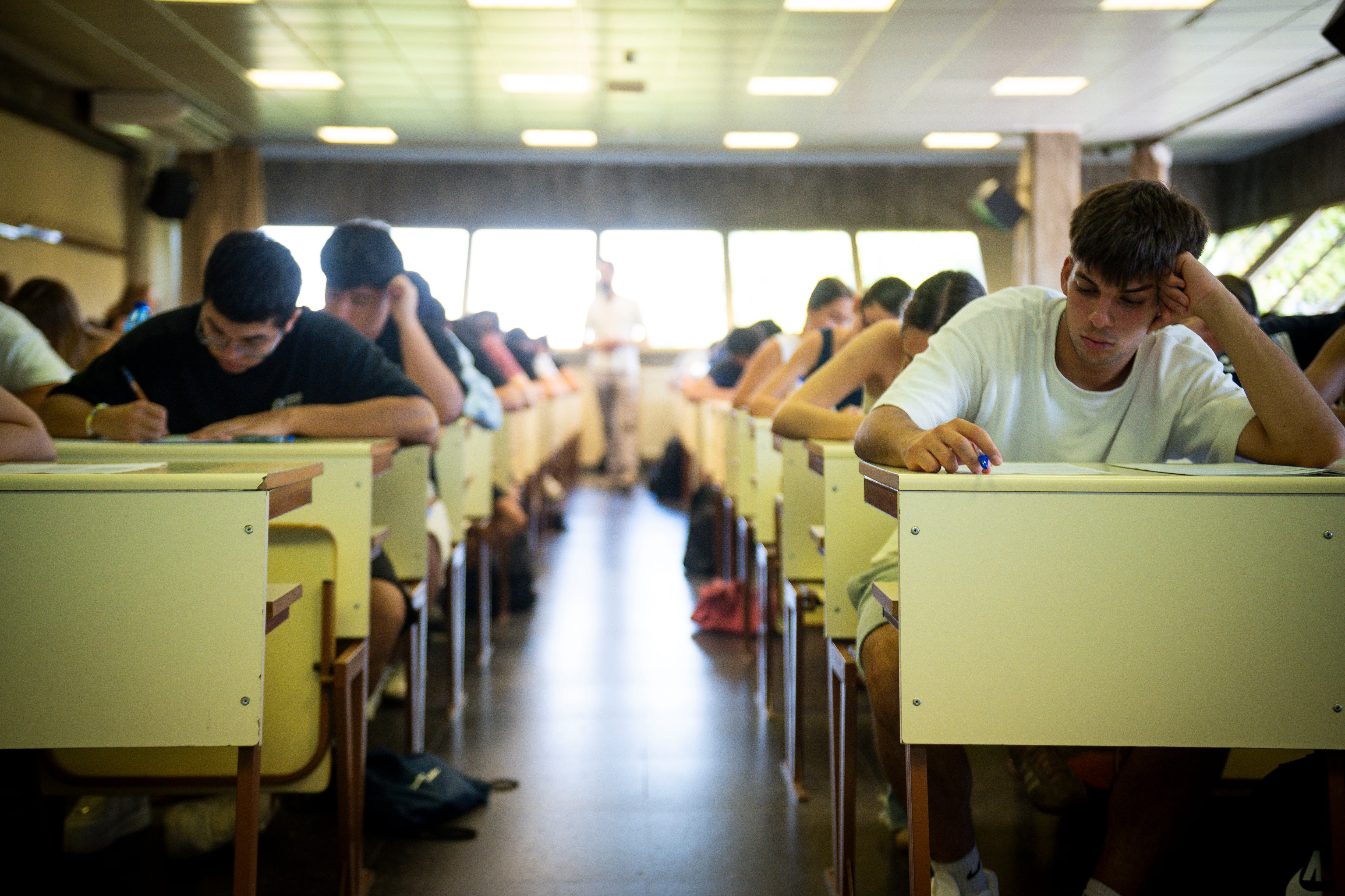 Un total de 2581 estudiantes se examinan en la convocatoria extraordinaria de la PAU, en la Universidad Complutense (Madrid), en una imagen de archivo.