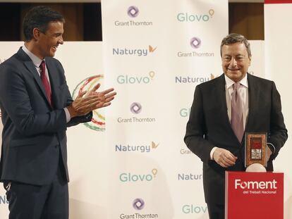 El primer ministro italiano, Mario Draghi (i), junto al presidente español, Pedro Sánchez, durante la entrega del galardón