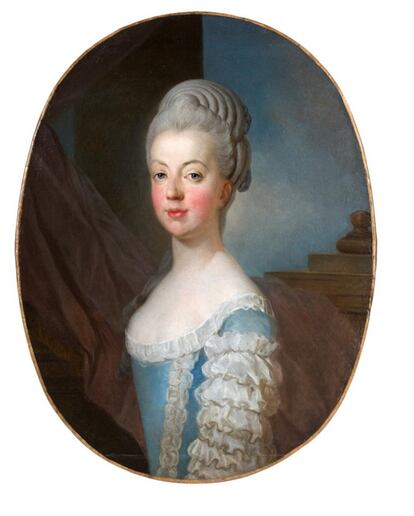 El primer retrato de María Antonieta en suelo francés, pintado por Joseph Siffred Duplessis cuando la archiduquesa de Austria ya estaba casada con el heredero al trono de Francia, ha pasado a formar parte de los fondos del Palacio de Versalles, que se hizo con él en una subasta. Según ha indicado la institución en un comunicado este martes, se trata de una obra “autógrafa y poco común” de uno de los más reconocidos retratistas del siglo XVIII francés. Además, permite descubrir el rostro joven, con tan solo 16 años, de uno de los retratos más representados por la pintura del momento por maestros como Joseph Ducreux o François Hubert Drouais.