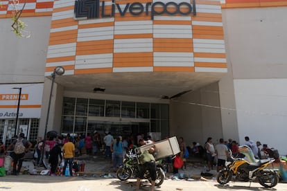 Personas afuera de una tienda departamental en Acapulco, el 27 de octubre.