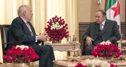 El ministro de Asuntos Exteriores, José Manuel García Margallo, con el presidente argelino, Abdelaziz Buteflika.