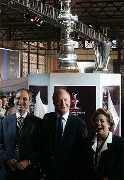 Francisco Camps, el rey Juan Carlos y Rita Barberá, ayer, en el puerto de Valencia.