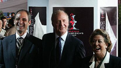 Francisco Camps, el rey Juan Carlos y Rita Barberá, ayer, en el puerto de Valencia.