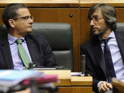 Antonio Basagoiti (izquierda), habla con su número dos, Iñaki Oyarzábal, en un momento del pleno en el Parlamento de Vitoria.