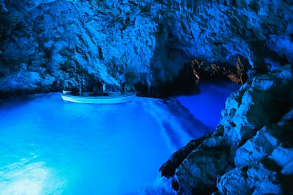 Gruta Azul de Bisevo (Croacia). Esta cueva marina en la costa occidental de la isla croata de Bisevo no es muy grande; sin embargo, quien la visita antes del mediodía se encuentra con un juego de colores inigualable. Iluminada por el sol a través de un segundo acceso sumergido, el agua del mar resplandece aquí con magníficos colores que van de un azul oscuro a un luminoso turquesa y envuelven el interior de la cueva en una luz irreal.