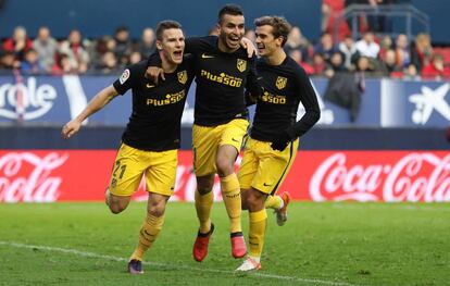 Gameiro celebra su gol con Correa y Griezmann.