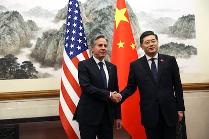 El secretario de Estado de EE UU, Antony Blinken, y el ministro de Exteriores chino, Qin Gang, estrechan manos en Pekín, este domingo.
