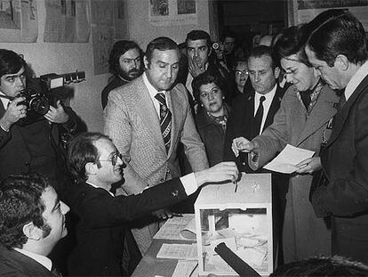 El ex presidente Adolfo Suárez, a la derecha, observa a su mujer, Amparo Illana, mientras vota en el referéndum sobre la Reforma Política (1976).