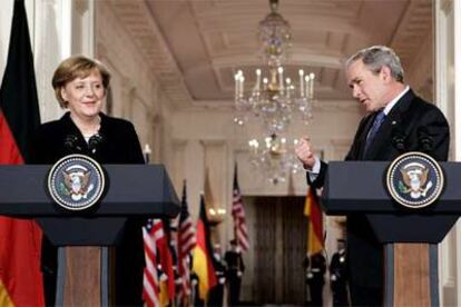 Angela Merkel y George W. Bush, durante la rueda de prensa conjunta que ofrecieron en la Casa Blanca.