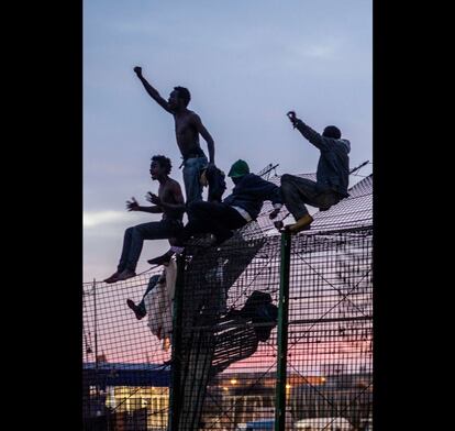 Algunos de los inmigrantes que se han quedado subidos a la valla gritaban "España libertad, libertad" y "bosa, bosa" ("victoria, victoria").