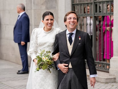El alcalde de Madrid y su esposa, a la salida de la iglesia de San Francisco de Borja de Madrid, tras contraer matrimonio, el pasado 6 de abril.