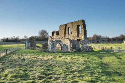 En Dunwich, al este de Inglaterra, abundan las historias de playas encantadas en las que con bajamar se oye todavía el repicar de las campanas mudas de una iglesia bajo las olas. Fue una ciudad gloriosa, puerto importante y una de las poblaciones más grandes de la Gran Bretaña medieval, en su día capital de East Anglia. Pero estaba levantada sobre la arena y a finales del siglo XIII una tormenta la devastó. La erosión costera hizo el resto y varios siglos después el océano terminó por engullirla totalmente. El Dunwich Museum (www.dunwichmuseum.org.uk) muestra una réplica a escala de la ciudad en sus días de esplendor.