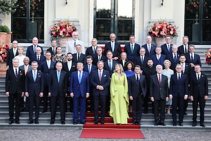 Los líderes de la OTAN posan junto a los reyes Guillermo y Máxima de Orange para la foto de familia antes de la cena.