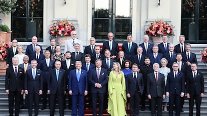 Los líderes de la OTAN posan junto a los reyes Guillermo y Máxima de Orange para la foto de familia antes de la cena.