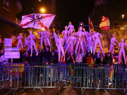 Un grupo de manifestantes con muñecas hinchables protestaban en la calle Ferraz, el martes en Madrid.