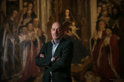El presidente del MNAC, Joan Oliveras i Bagués, en una de las salas del museo, junto la pintura gótica 'Virgen de los Consellers', de Lluis Dalmau (1445).