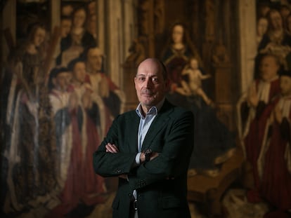 El presidente del MNAC, Joan Oliveras i Bagués, en una de las salas del museo, junto la pintura gótica 'Virgen de los Consellers', de Lluis Dalmau (1445).