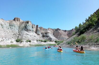 Excursión en kayak en el pantano del Negratín (Granada).