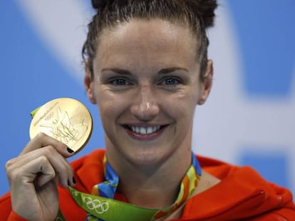 Katinka Hosszu ense&ntilde;a su medalla de oro de 200 estilos.