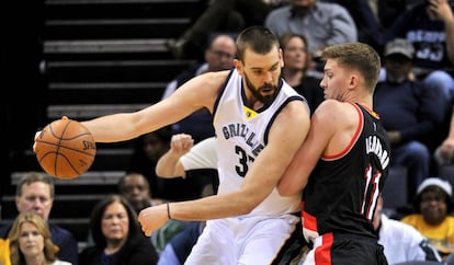 Marc Gasol y Leonard en un Memphis-Portland.