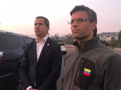 Juan Guaidó e Leopoldo López, nesta terça-feira no exterior da base aérea da Carlota, em Caracas. Venezuela.