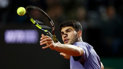 El tenista Carlos Alcaraz lanza la pelota hacia el público tras su victoria contra el serbio Laslo Djere durante el torneo individual masculino el 11 de mayo de 2025 en Roma, Italia.