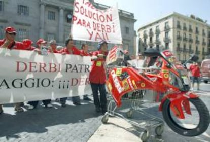 Los trabajadores de Derbi protestan en la plaza Sant Jaume de Barcelona contra el cierre de la planta de Martorelles. EFE/Archivo