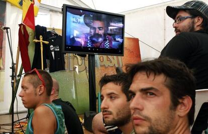 Varios asistentes al foro social del Rototom durante la videoconferencia de Sánchez Gordillo.