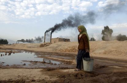 La joven Aisha de 11 años transporta el carbón que utiliza para cocinar y para la calefacción, de una fábrica de ladrillos en Jalalabad.