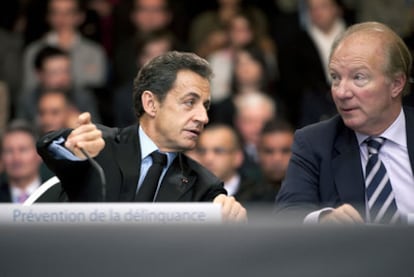 El presidente francés, Nicolas Sarkozy, y el exministro del Interior, Brice Hortefeux, en un debate sobre delincuencia en febrero.