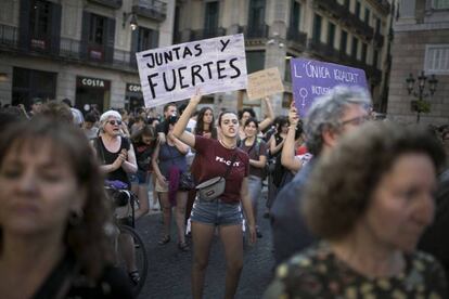 Manifestación en la Plaza Sant Jaume de Barcelona en contra de la puesta en libertad provisional de los acusados de La Manada el 27 de abril de 2018. 