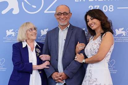 La actriz Carmen Maura (a la izquierda) agarra junto a la directora, de la película 'Calle Málaga', Maryam Touzanm al actor Ahmed Boulane.