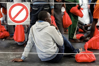 Un migrante descansa después de ser identificado.