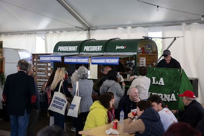 Seguidores de Puigdemont, este sábado en el acto electoral de Junts en Argeles de Sur Mer (Francia).