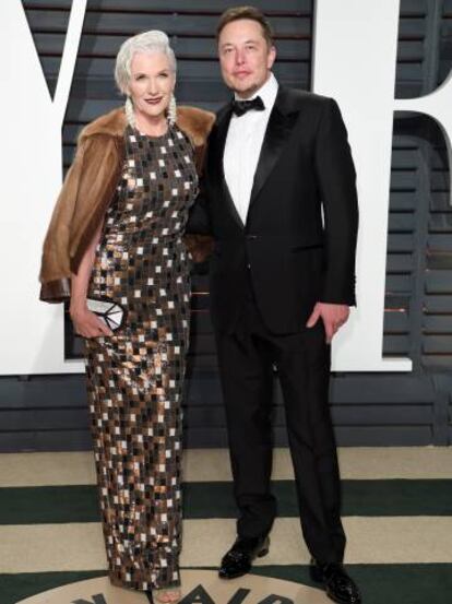 Elon Musk con su madre Maye en una fiesta de la revista Vanity Fair.