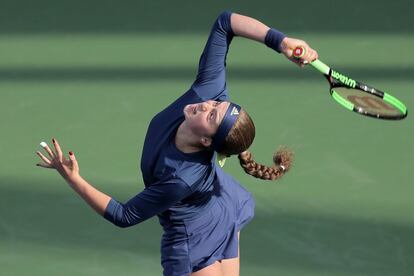 La tenista letona Jelena Ostapenko devuelve la bola contra la rusa Elena Vesnina durante su partido de segunda ronda del torneo de tenis WTA de Dubai (Emiratos Árabes Unidos).