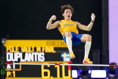 Armand Duplantis, of Sweden, fails an attempt in the men's pole vault final at the World Athletics Indoor Championships in Nanjing, China, Saturday, March 22, 2025. (AP Photo/Vincent Thian)