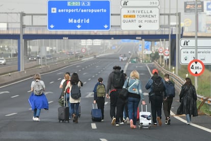 Varias personas caminan por la carretera hacia el aeropuerto de Valencia, este miércoles.