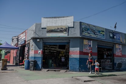 Transeúntes caminan por las calles de la comuna de Puente Alto, al sur de la ciudad de Santiago, el 14 de diciembre.