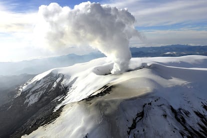 volcán Nevado del Ruiz emite una columna de ceniza en Manizales, Colombia, el 30 de marzo 2023.