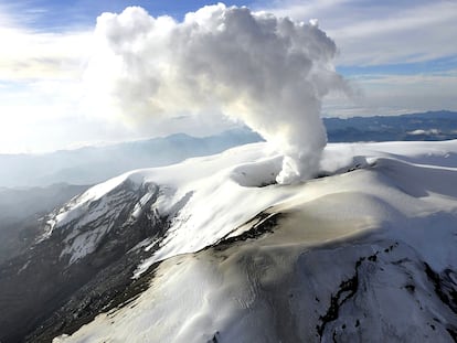 volcán Nevado del Ruiz emite una columna de ceniza en Manizales, Colombia, el 30 de marzo 2023.