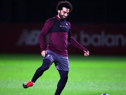 Mohamed Salah treina antes de confronto contra o Napoli.