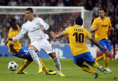 Tévez trata de robarle el balón a Cristiano.