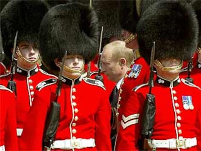 Putin pasa revista a la guardia real británica ayer en Londres.