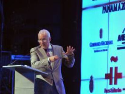 El fundador de la Feria del Libro de Guadalajara en México, Raúl Padilla, habla este 21 de octubre de 2013 durante su intervención en el VI Congreso Internacional de la Lengua Española, realizado en Ciudad de Panamá (Panamá).