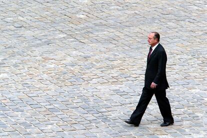 Jacques Chirac, cuando era presidente de Francia, camina por el patio de la iglesia de los Inválidos de París, en 2003.