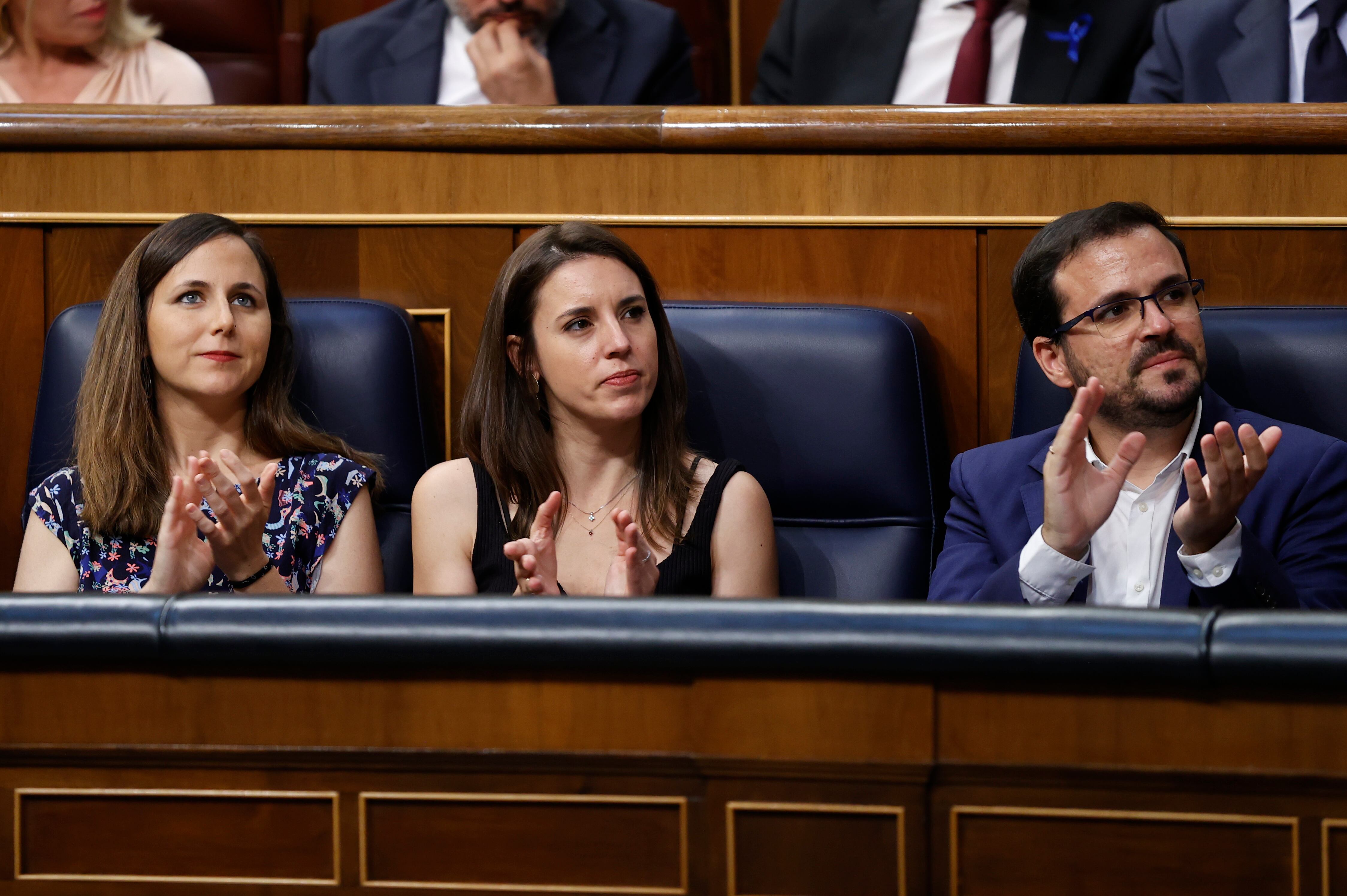 Las ministras en funciones de Derechos Sociales, Ione Belarra, e  Igualdad, Irene Montero, junto al titular de Consumo, Alberto Garzón, en julio del año pasado.